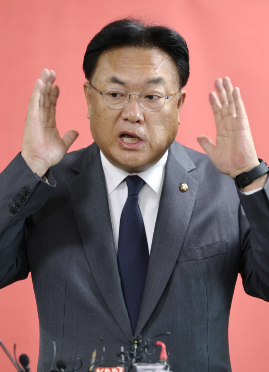 정진석 국민의힘 비상대책위원장이 21일 오전 서울 여의도 국회 본관에서 당 비상대책위원회의를 마친 뒤 기자들을 만나 질문에 답변하고 있다.<연합뉴스>